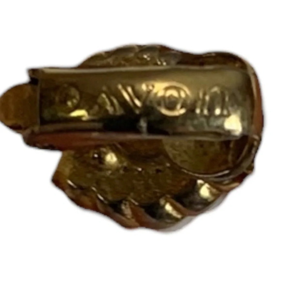 Shell Shaped Clip On Earrings Gold Tone White Avon VTG Costal Beach Dainty - Picture 2 of 6